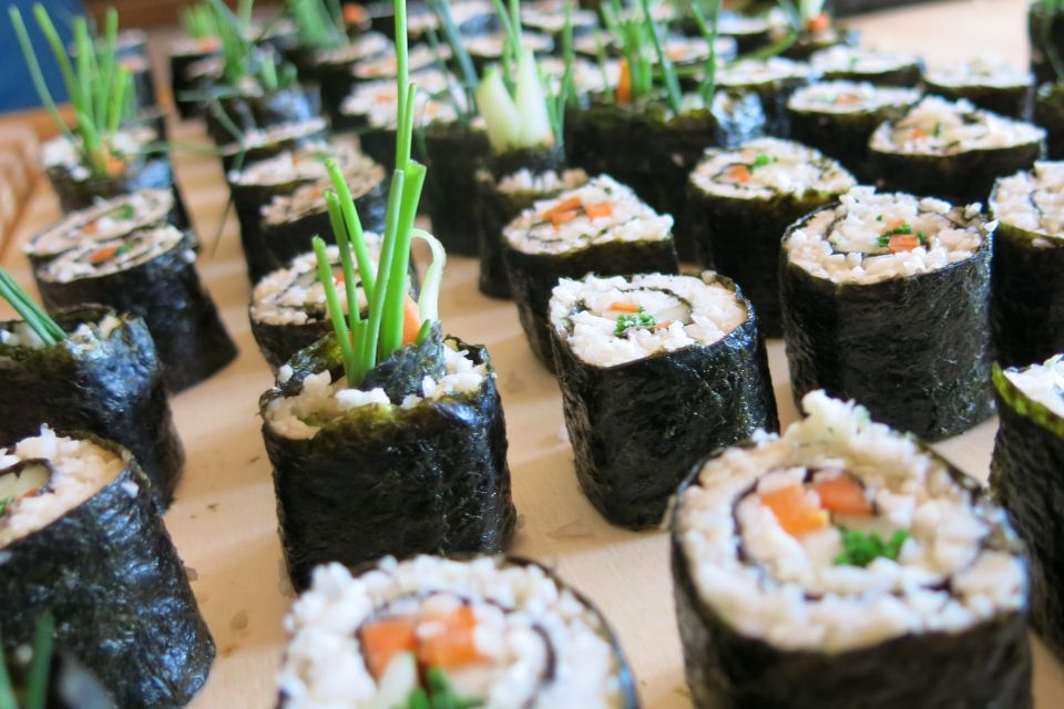 Sushi crudivegano hecho con coliflor