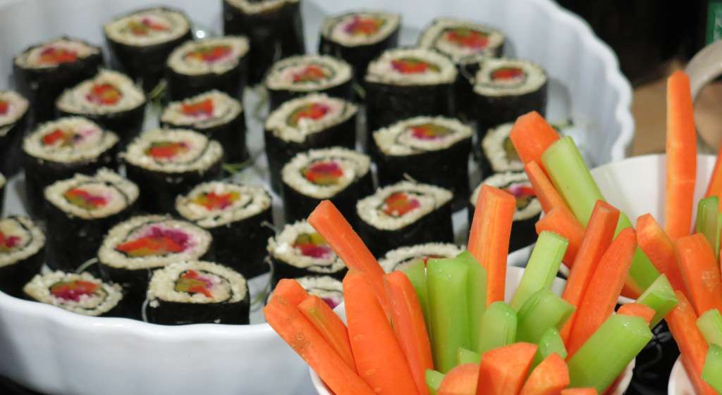 Sushi vegano de coliflor listo para servir