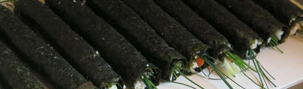 Rollos sushi vegano de coliflor, después hay que cortarlos